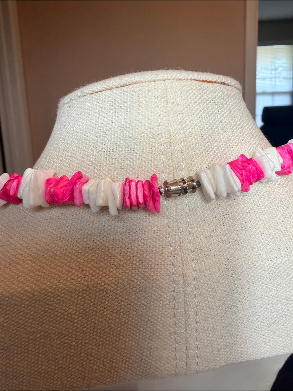 VINTAGE WHITE AND PINK PUKA SHELL NECKLACE with BARREL CLASP - Picture 3 of 5